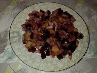 Silkės filė ir virtos burokėlių salotos pagrindine nuotrauka