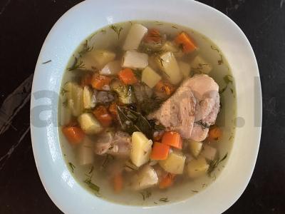 Vištienos ir grikių sriuba pagrindine nuotrauka