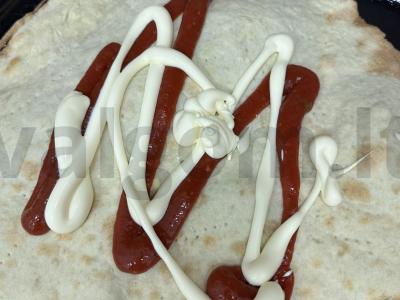 Namų pica su prieskoniais ir dešrelėmis Žingsnis 1