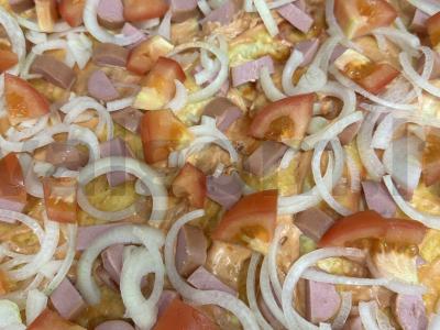 Namų pica su prieskoniais ir dešrelėmis Žingsnis 4