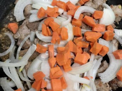 Kiauliena su daržovėmis ir pupelėmis keptuvėje Žingsnis 4