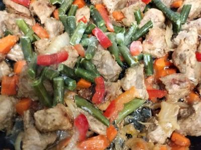 Kiauliena su daržovėmis ir pupelėmis keptuvėje Žingsnis 5