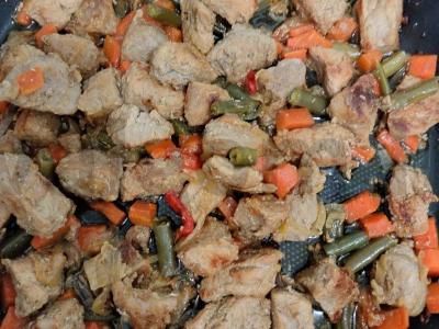 Kiauliena su daržovėmis ir pupelėmis keptuvėje Žingsnis 6