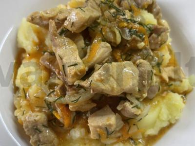 Kiaulienos guliašas pomidorų padaže pagrindine nuotrauka