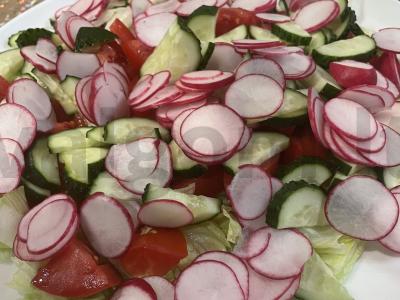 Salotas su mocarela, ridikėliais ir alyvuogėmis Žingsnis 4