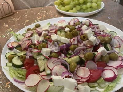 Salotas su mocarela, ridikėliais ir alyvuogėmis pagrindine nuotrauka