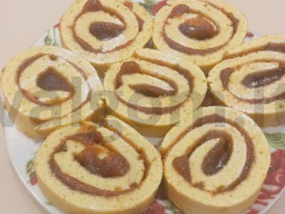 Biskvitinis ritinys su obuolių uogiene pagrindine nuotrauka