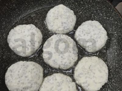 Sūrio blynai be miltų ir manų su chia sėklomis Žingsnis 3