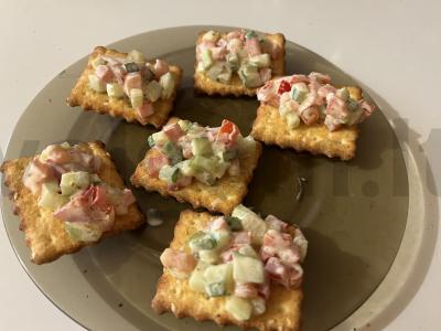 Porcijų daržovių salotas ant krekerių pagrindine nuotrauka