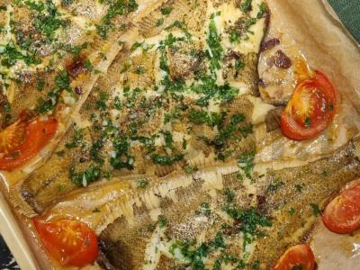 Plačiakaktė žuvis žaliame svieste pagrindine nuotrauka