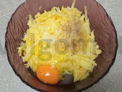 Bulvių blynai su dešra ir sūriu Žingsnis 3