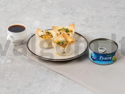 Paprasti krepšeliai su tunu ir kukurūzais pagrindine nuotrauka