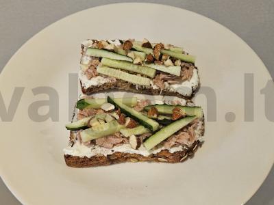 Sumuštiniai su tunu ir šviežiais agurkais pagrindine nuotrauka