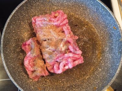 Burgerių salotos su faršu ir daržovėmis Žingsnis 1