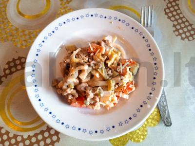 Burgerių salotos su faršu ir daržovėmis pagrindine nuotrauka