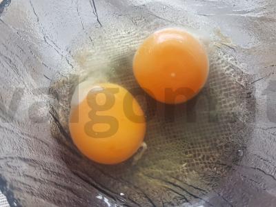 Kiaušiniai su pomidoru ir avokadu Žingsnis 1