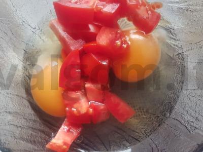 Kiaušiniai su pomidoru ir avokadu Žingsnis 2