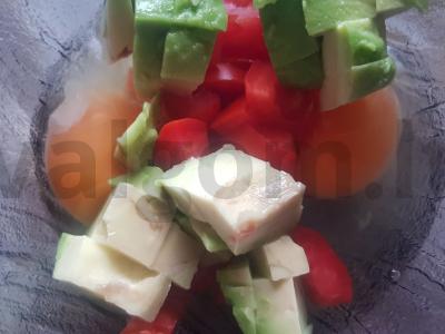 Kiaušiniai su pomidoru ir avokadu Žingsnis 3