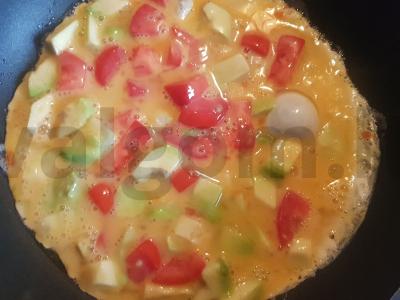 Kiaušiniai su pomidoru ir avokadu Žingsnis 5