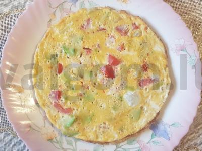 Kiaušiniai su pomidoru ir avokadu pagrindine nuotrauka