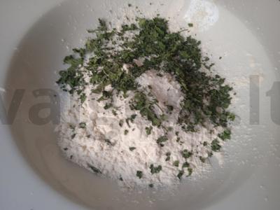 Kepta skumbrija krakmolo ir džiovintos petražolės apvalkale Žingsnis 1