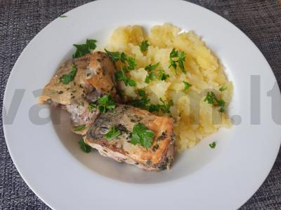 Kepta skumbrija krakmolo ir džiovintos petražolės apvalkale pagrindine nuotrauka