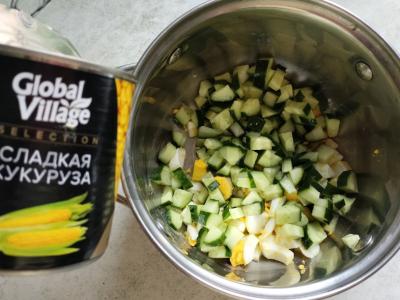 Lengvas kukurūzų ir kiaušinių salotas Žingsnis 3