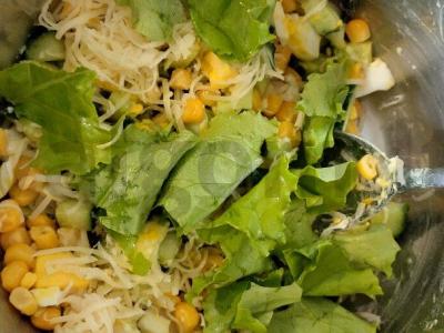 Lengvas kukurūzų ir kiaušinių salotas Žingsnis 4