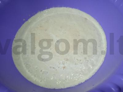 Kepiniai su mielėmis ant pieno ir vandens Žingsnis 2