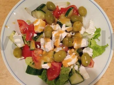 Salotas su fetos sūriu ir medaus-garstyčių padažu pagrindine nuotrauka