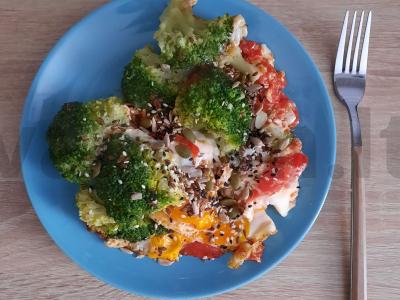 Naudingas pusryčių patiekalas iš kiaušinių ir brokolių pagrindine nuotrauka