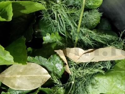 Marinuoti agurkai su juodųjų serbentų, vyšnių ir krienų lapais Žingsnis 3