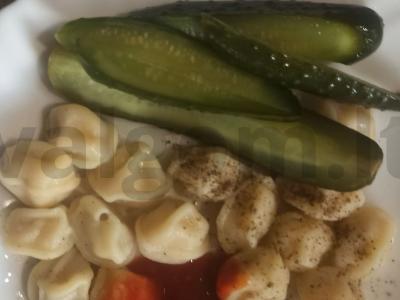 Marinuoti agurkai su juodųjų serbentų, vyšnių ir krienų lapais Žingsnis 6