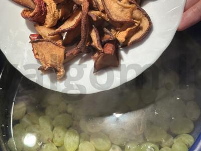 Sotūs kompotas su rūgštelėmis iš sulčių, vynuogių ir džiovintų vaisių Žingsnis 3