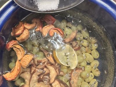 Sotūs kompotas su rūgštelėmis iš sulčių, vynuogių ir džiovintų vaisių Žingsnis 4