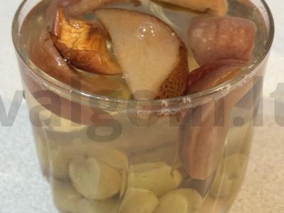 Sotūs kompotas su rūgštelėmis iš sulčių, vynuogių ir džiovintų vaisių pagrindine nuotrauka