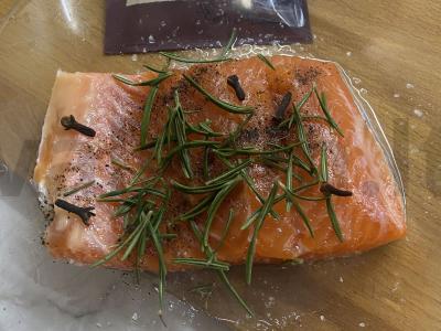 Silpnai sūdyta upėtakis su pipirų mišiniu pagrindine nuotrauka