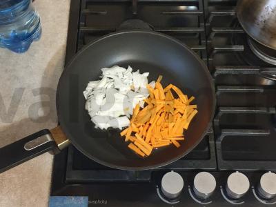 Troškinta vištienos filė su sezamu ir daržovėmis Žingsnis 1