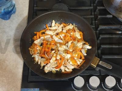 Troškinta vištienos filė su sezamu ir daržovėmis Žingsnis 6