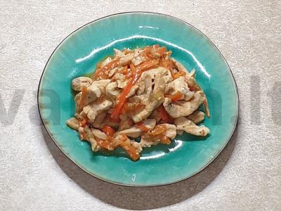 Troškinta vištienos filė su sezamu ir daržovėmis pagrindine nuotrauka