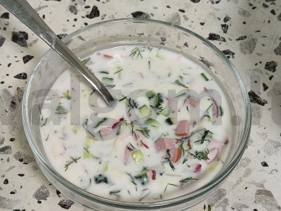 Šaltibarščiai su dešrelėmis pagrindine nuotrauka