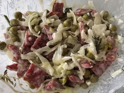 Salotos su kopūstais ir dešra pagrindine nuotrauka