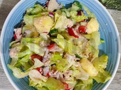 Salotos su tunu ir bulvėmis pagrindine nuotrauka