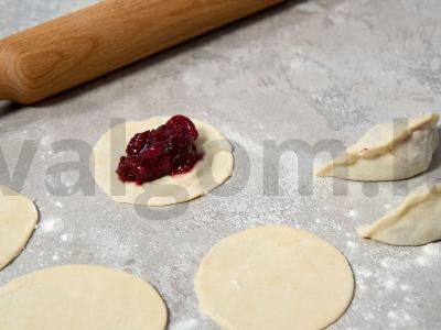 Varenikai su vyšniomis ant užvirinto tešlos Žingsnis 5