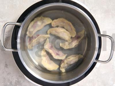 Varenikai su vyšniomis ant užvirinto tešlos Žingsnis 6