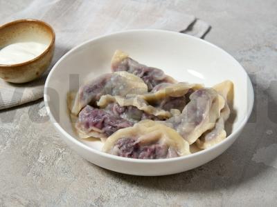 Varenikai su vyšniomis ant užvirinto tešlos pagrindine nuotrauka