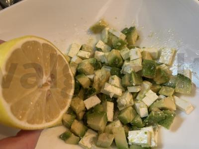 Švelnaus avokado salotos su feta sūriu Žingsnis 5