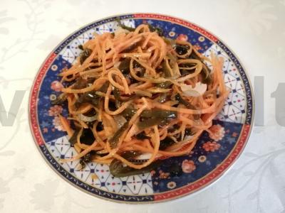 Salotos su jūros kopūstais ir morkomis pagrindine nuotrauka