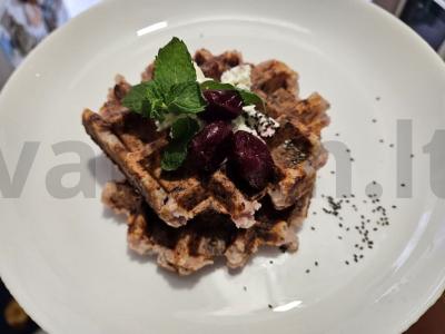 Vafliai su vyšnių sultimis pagrindine nuotrauka