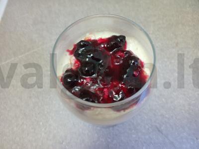 Desertas su varške, sausainiais ir juodųjų serbentų uogiene pagrindine nuotrauka